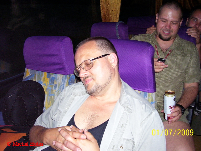 011  Dusno ud lalo sv  a tat nek usnul    